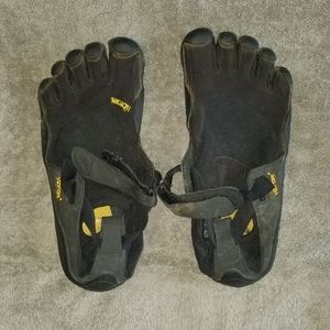 Vibram finger toe shoes